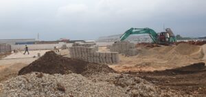 Alat berat excavator pekerjaaan paving block